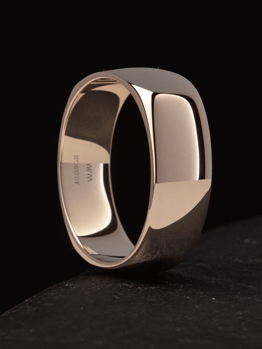 Platinring auf dunklem Stein