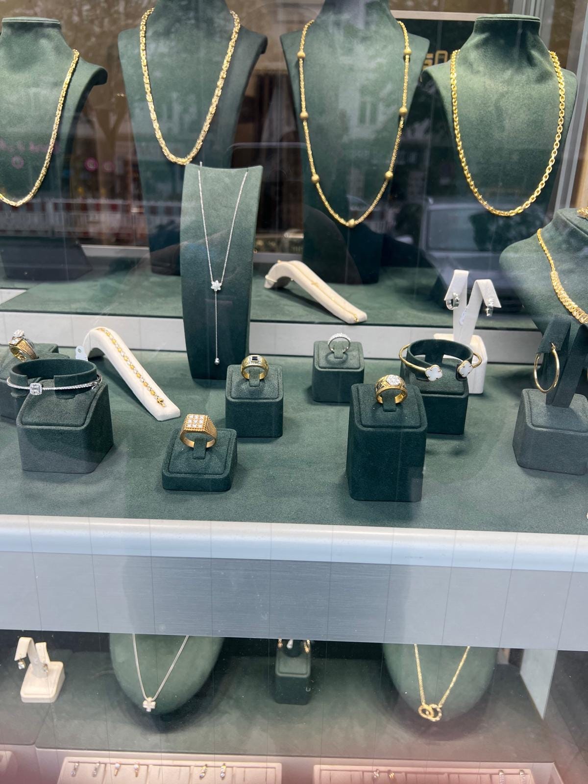 Bargold 999 — Ladengeschäft & Auslagen in Berlin-Charlottenburg (1)